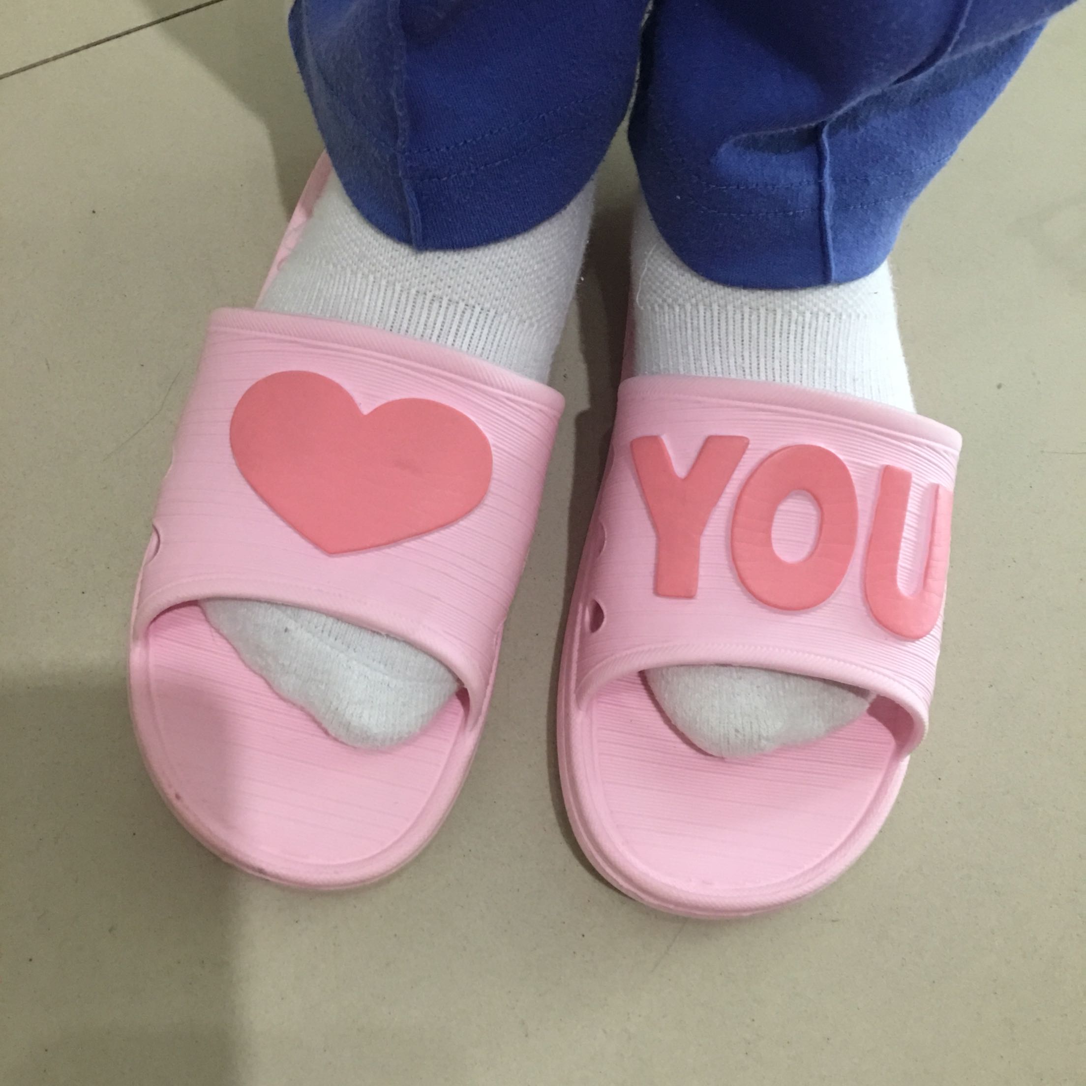 孩子穿了很久来评价的她很喜欢,鞋子很轻很舒适,质量也好,赞?