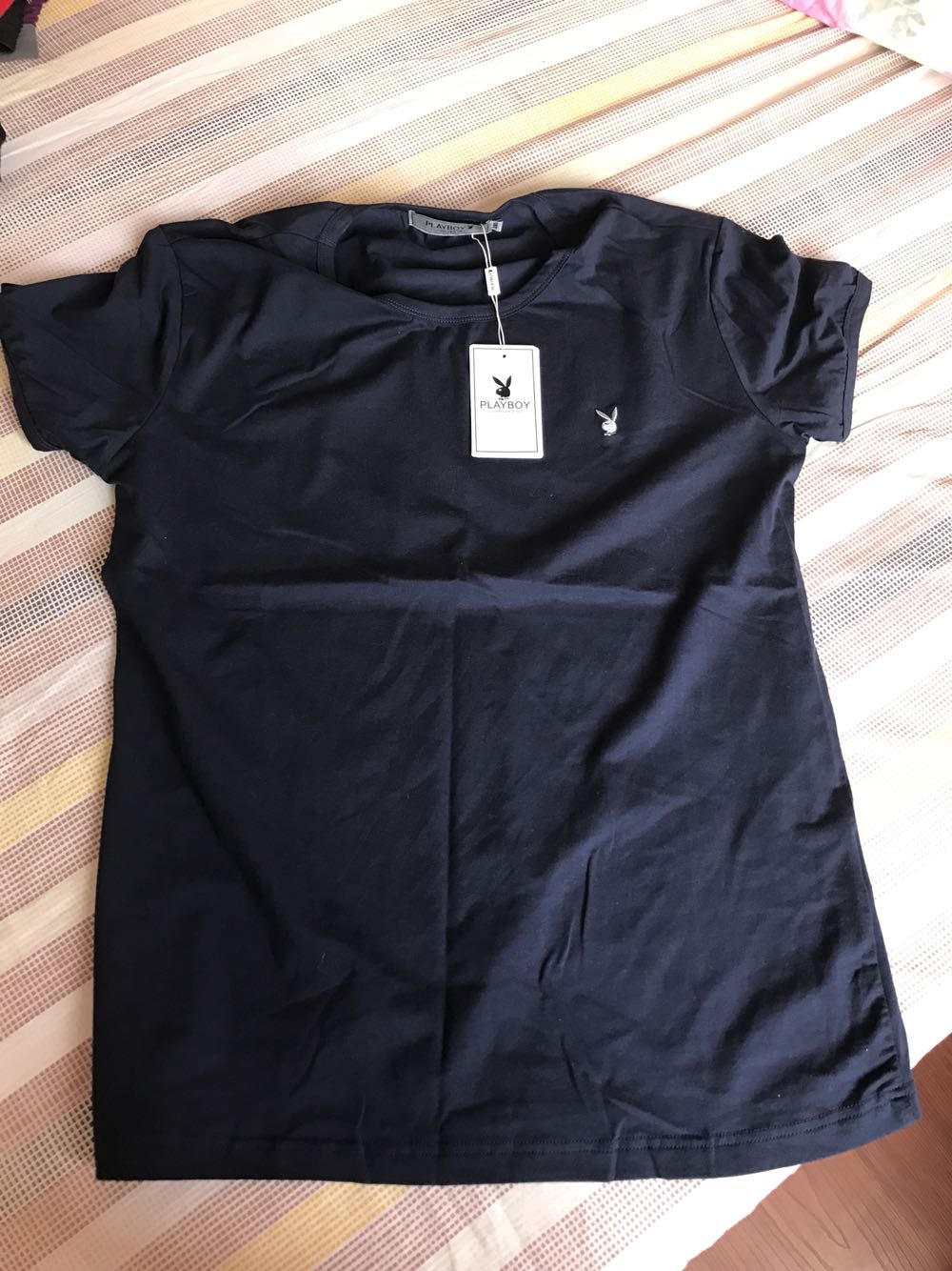衣服很好 纯棉的 应该是正品 不过是修身的 喜欢宽松版的朋友注意一下