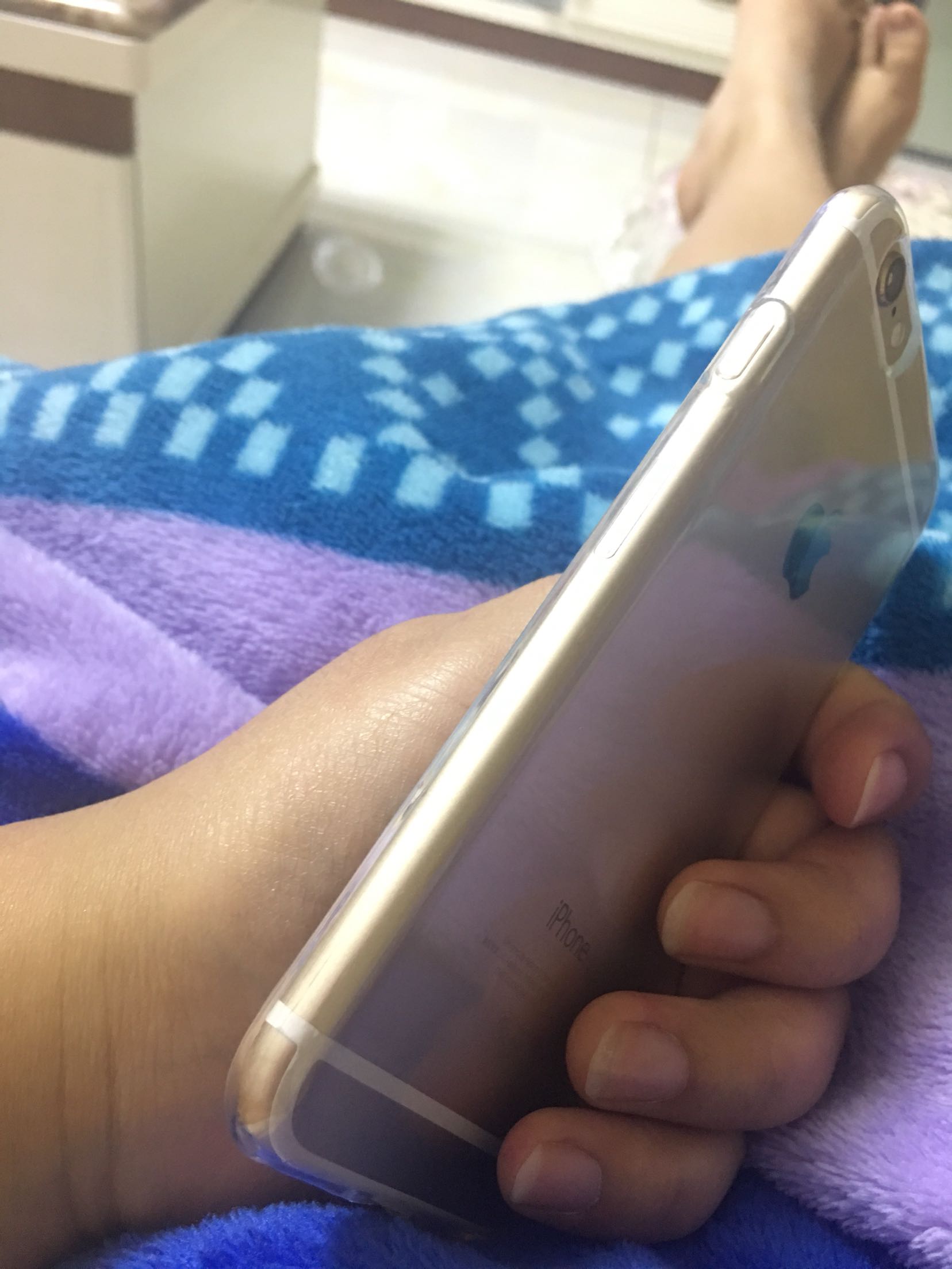 还可以吧 有点厚 但是很结实得样子早上买 下午到 方便快捷 不错不错 就是薄一点就好了 让我再看看哪里有薄一点的 买一个再 十块钱一个和海星一个价位 要是能再便宜一点就完美了。