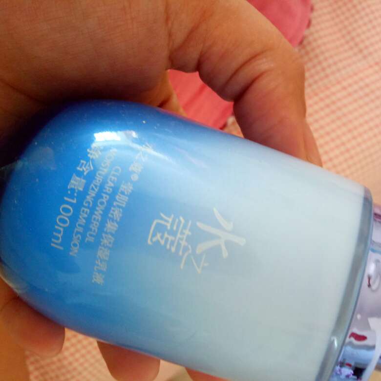 以前也没用过这个牌子,正好化妆品用完了,试了几天才来评价,真的很不错,保湿补水现货挺好,擦完脸嫩嫩的,最重要的是价钱真的是太便宜了,以后就用这护肤品了