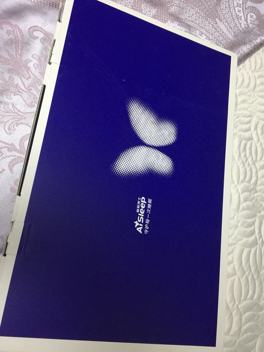 有乳胶味,有点小,不是硬硬的那种,晚上试睡下,希望舒服。