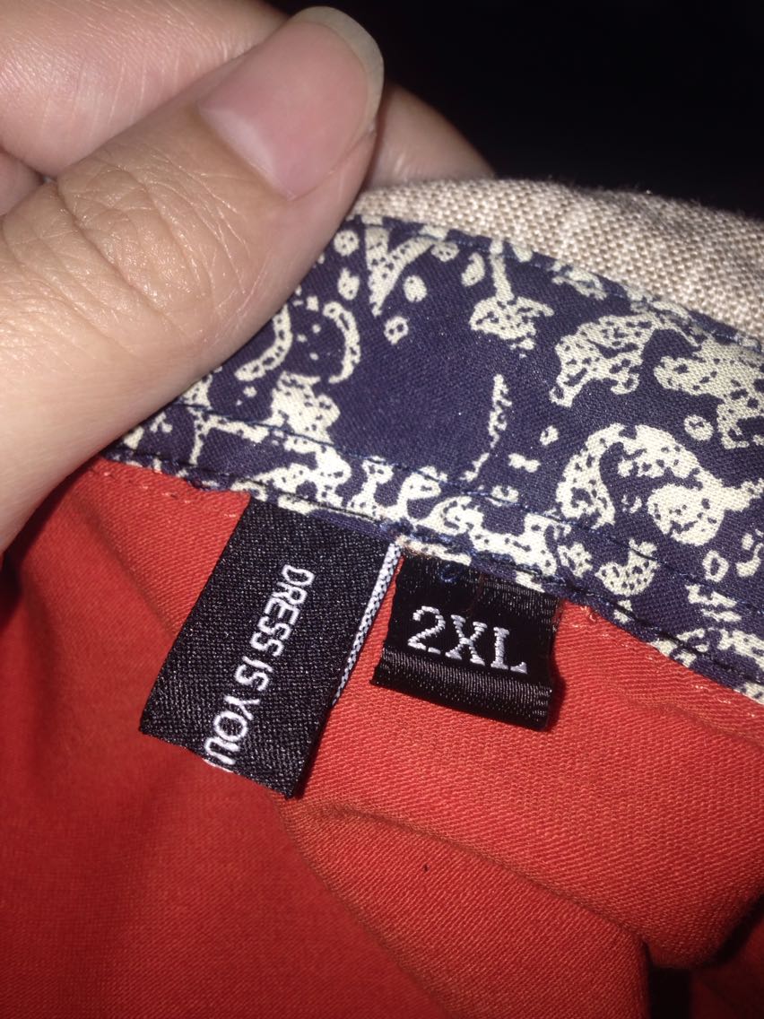 布料很舒服,穿起来大小刚好,款式好看,十分满意