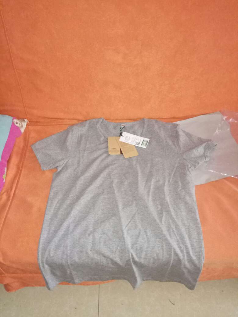 感觉材质是纯棉的,穿身上舒服,修身,有范儿。下水后不缩水!