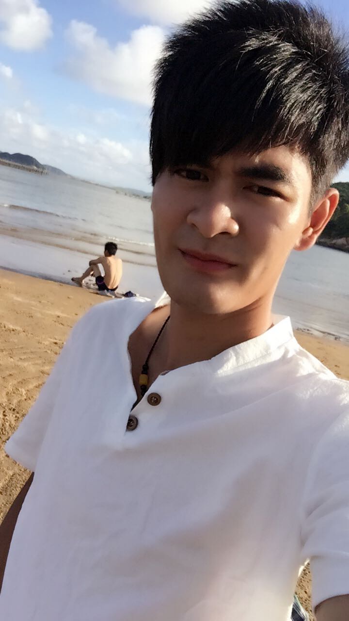 不理想啊。。不是我想象中那样,,手链不好看,你看就知道是地摊*一条的那种!衣服布质也不是想象中的那样,,感觉好差。,差评差评