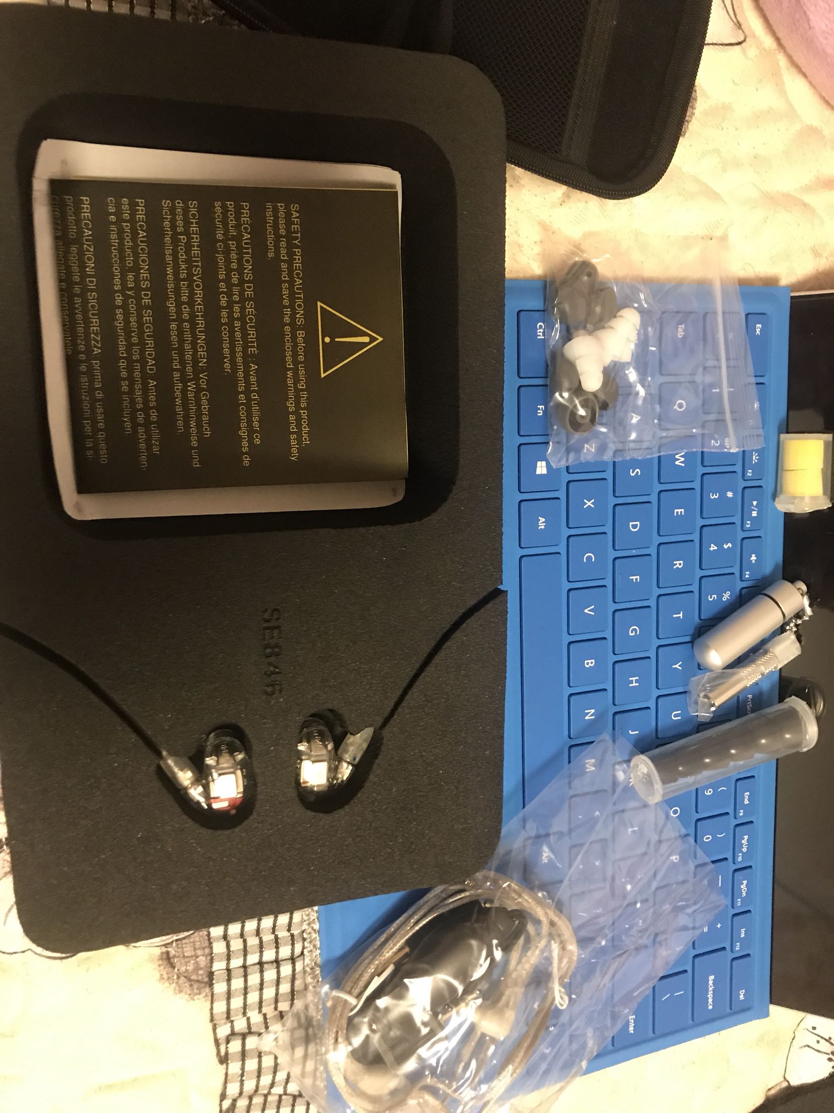辛苦快递小哥了,今天就送到了感谢!跟215对比听了一下差距还是很明显的,本来打算买535的,活动力度太小,直接上846了,减*后跟*价格差不多挺好了,省的代购了!这耳机手机直推就可以啦!大热天的拿那么多设备也是麻烦!