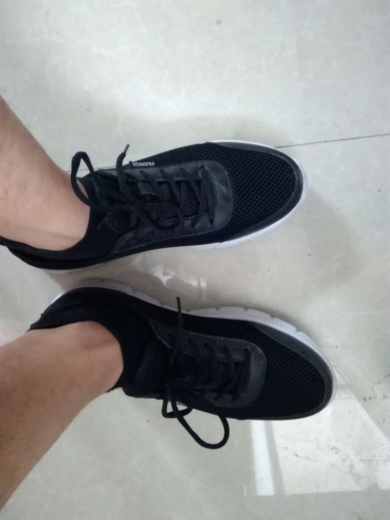 鞋子很软,穿上也很舒服,硬不起来
