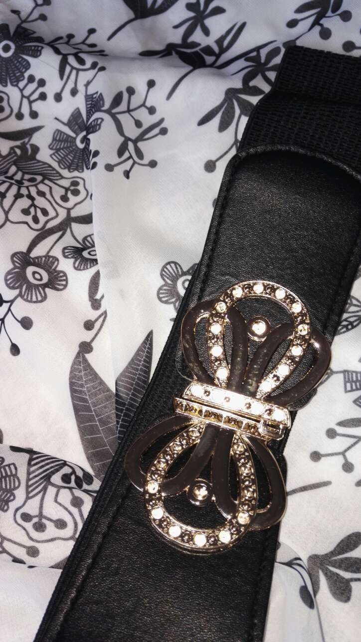 衣服太差了,图书上的衣服是刺绣的,收到的是印花,而且退回去快递费是我出的,说是返我快递费的,其实都是忽悠人的。不返钱回去找客服也没有人理你了。真不知道原来也可以这么差,我无语了。下面有图片。