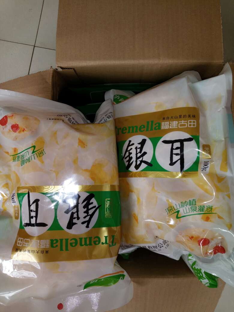 还没打开,在透明处看到有很多黑点,好脏啊,不敢吃