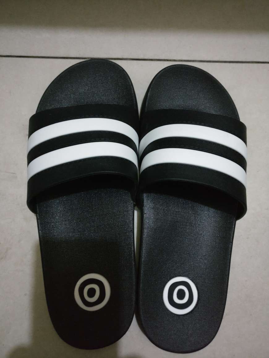 拖鞋穿着挺舒服的,一点儿也不隔脚,不错