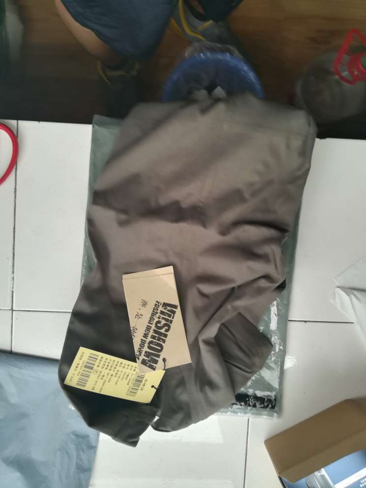首先,送货就是快,早上下的订单,下午就到了,快递小哥,服务态度好,送货上门,非常感谢,宝贝质量很好,非常喜欢,物美价廉,相信。