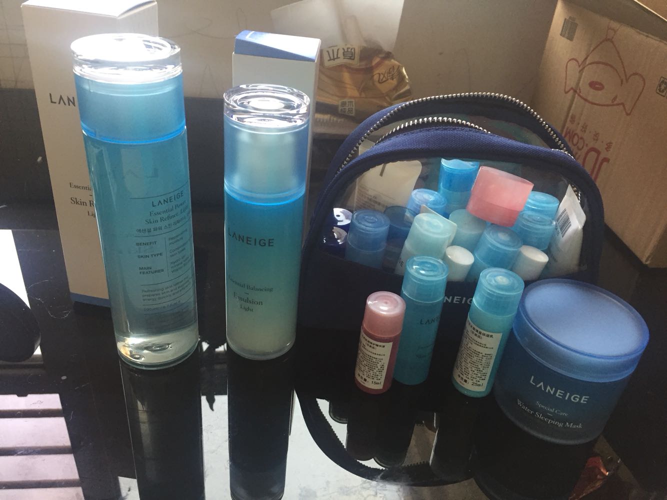 之前去专柜试了试!和专柜一模一样,是正品!送了一大堆赠品!各种各样的!出门就带小样很方便!