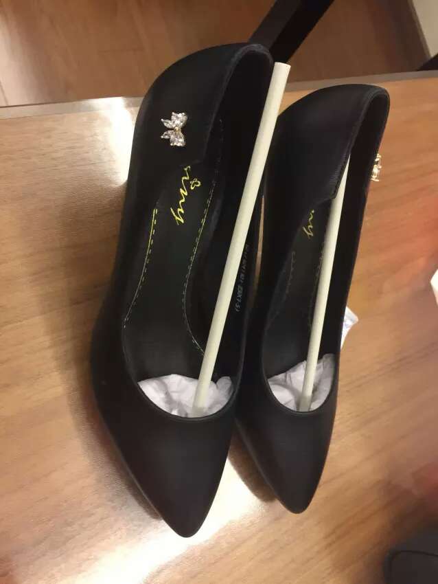 买来做婚鞋穿白纱用的,看起来还可以,穿着也舒服