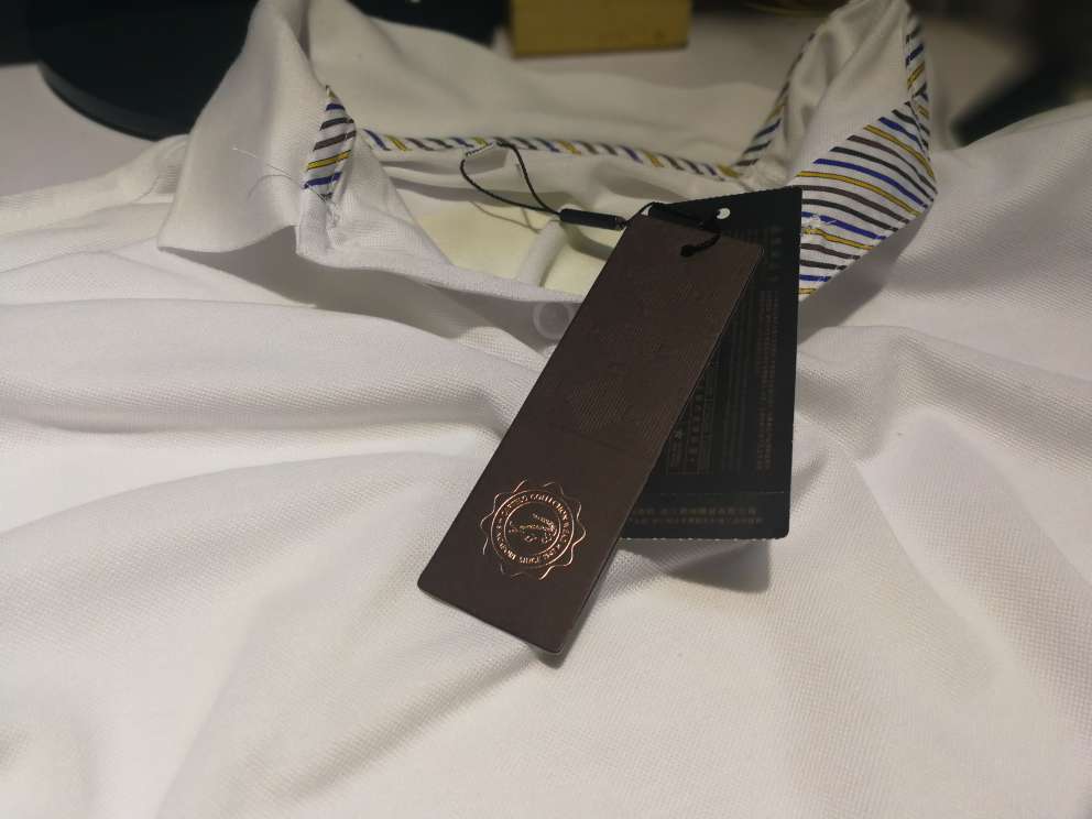 在衣服上找不到任何商标的衣服 手感超级差 非常差的购物体验 烂