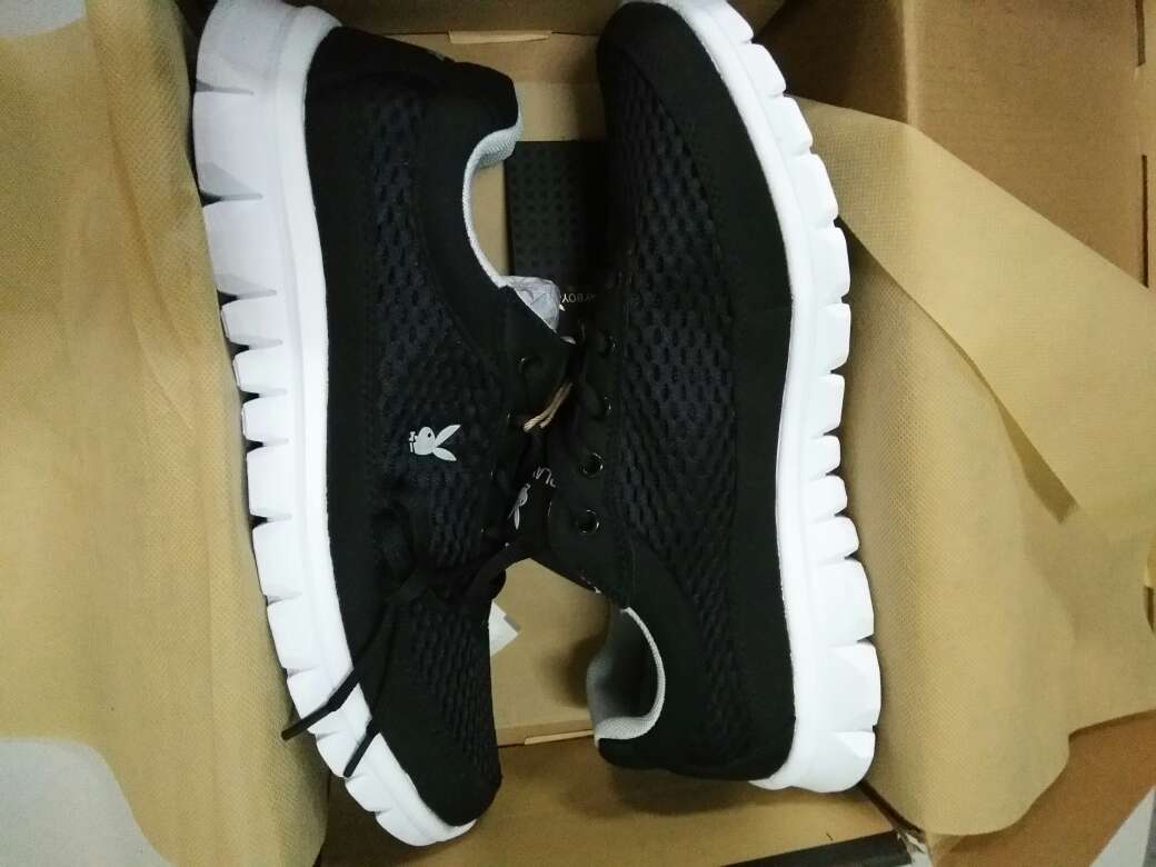 快递很快昨天晚上定的货,今天就到了,挺喜欢的,鞋子穿起来挺轻快的