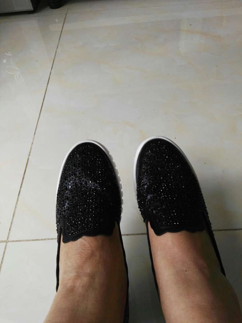 鞋子收到了,打开鞋子非常满意,穿了一下很舒服,