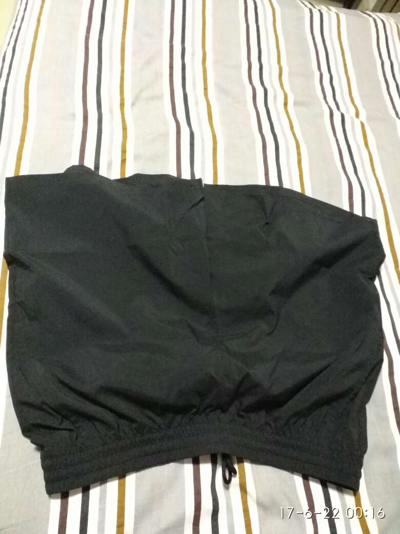 一般般吧,百分百聚酯纤维,穿着还可以比较凉快