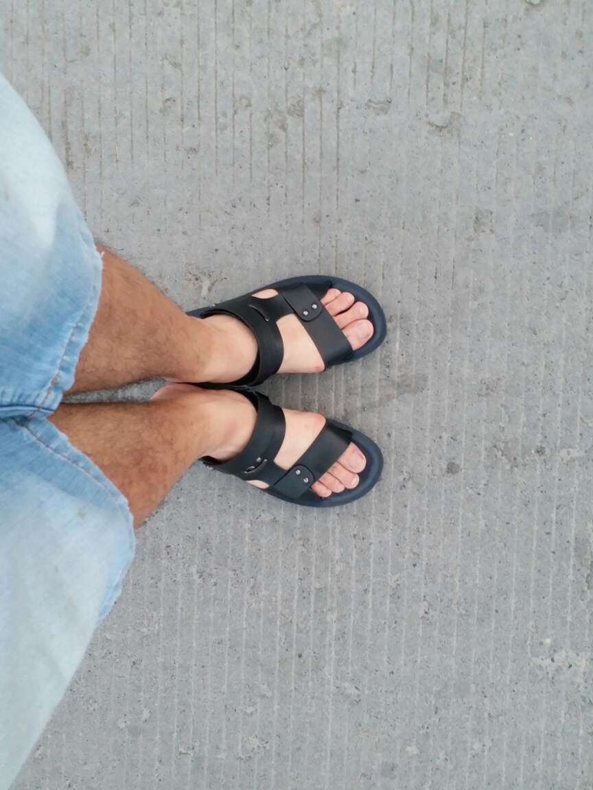 鞋子样子很不错,很喜欢,快递小哥服务也周到,一如既往地支持东哥和章泽天。
