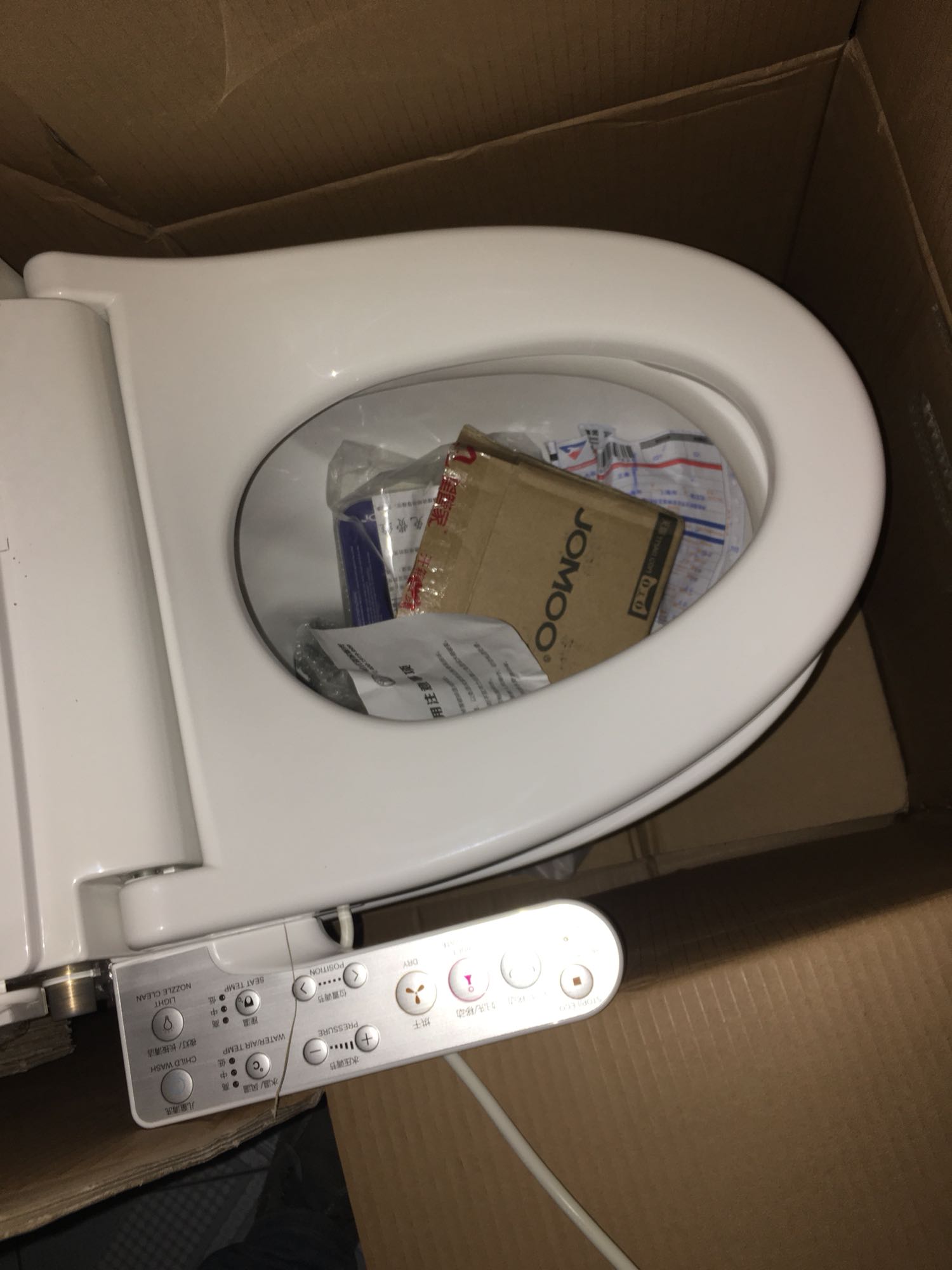 马桶和马桶盖都是用的九牧的!自家的产品配合完美!家里还在装修,二个月后叫师傅上门按装!感谢商城!速度牛?的!