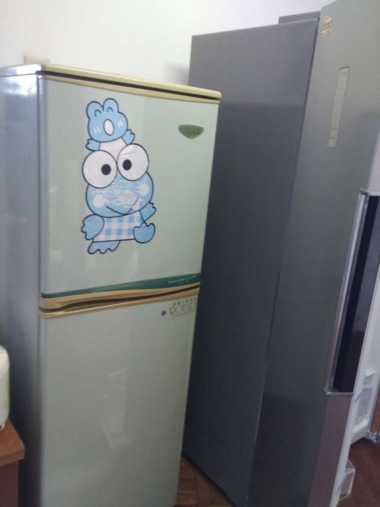 物流棒棒的,态度很好。主动打开包装验货,还提醒要十小时后才开机。赞!奥马的性价比感觉蛮高,智能温控器显示屏清晰明了,制冷速度不错,工作噪音不大,两侧外壳发热情况稍厉害,感觉挺热手的。暂时没有发现质量问题。