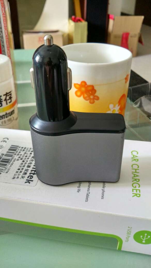 做工一般,感觉与车子点烟器的咬合比较松,而且买的行车记录仪与这个充电器的插口有些接触不良,拆的时候弄坏了一点包装盒,算了。