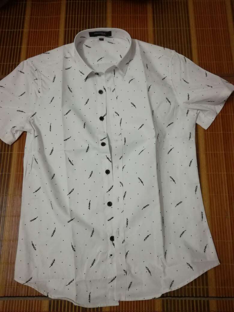 第一次买衣服,还以为大小不合适,没想到穿起来还是很帅的,非常棒。