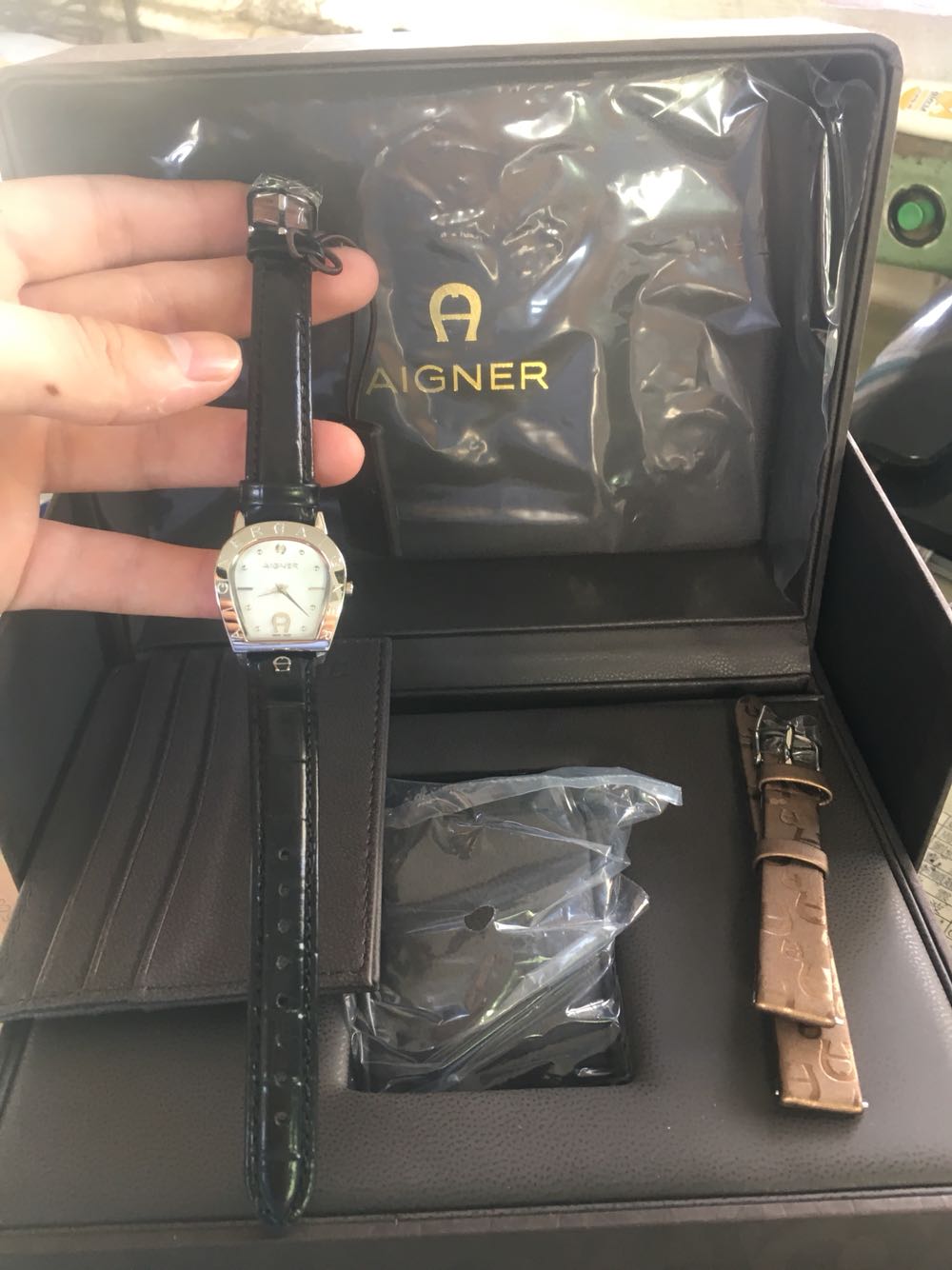 给老婆买的 包装精美 款式很漂亮 很好???