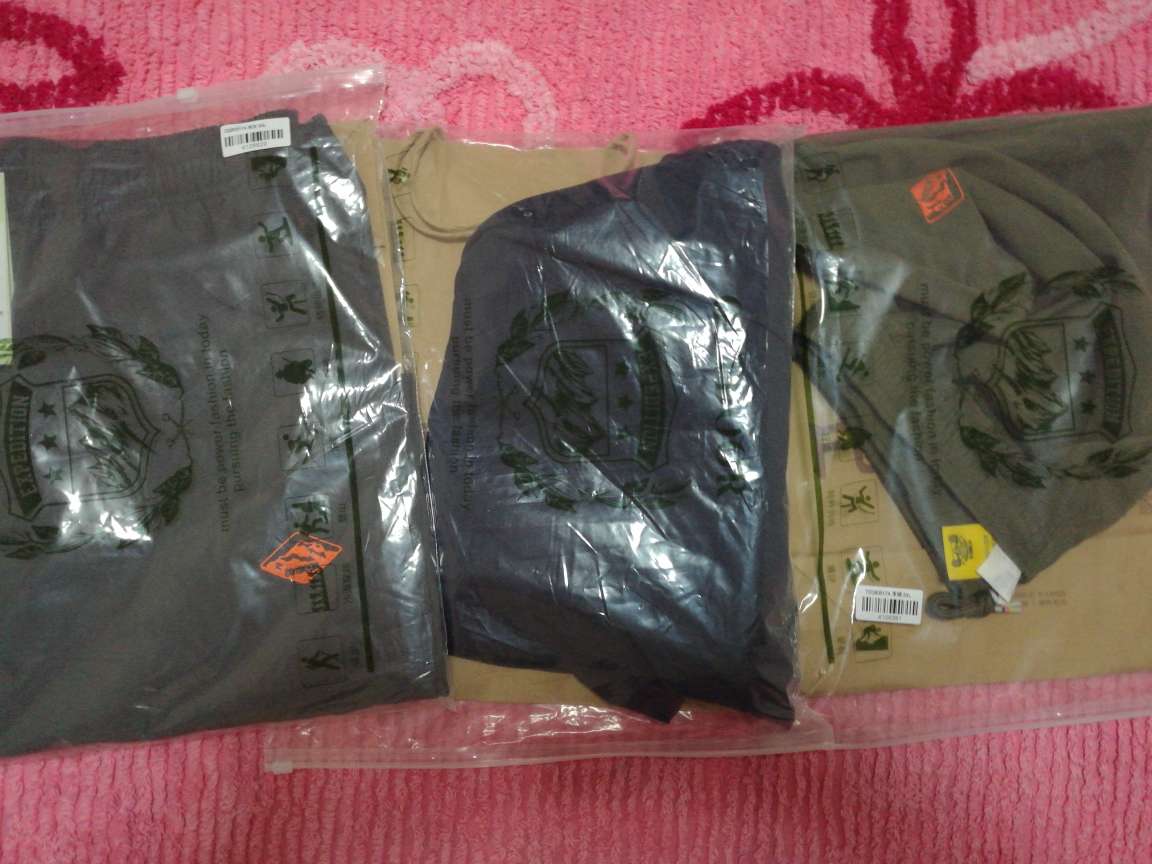 一口气买了好多战地吉普的运动短裤,夏天到了必然要运动的,运动短裤是必须的。