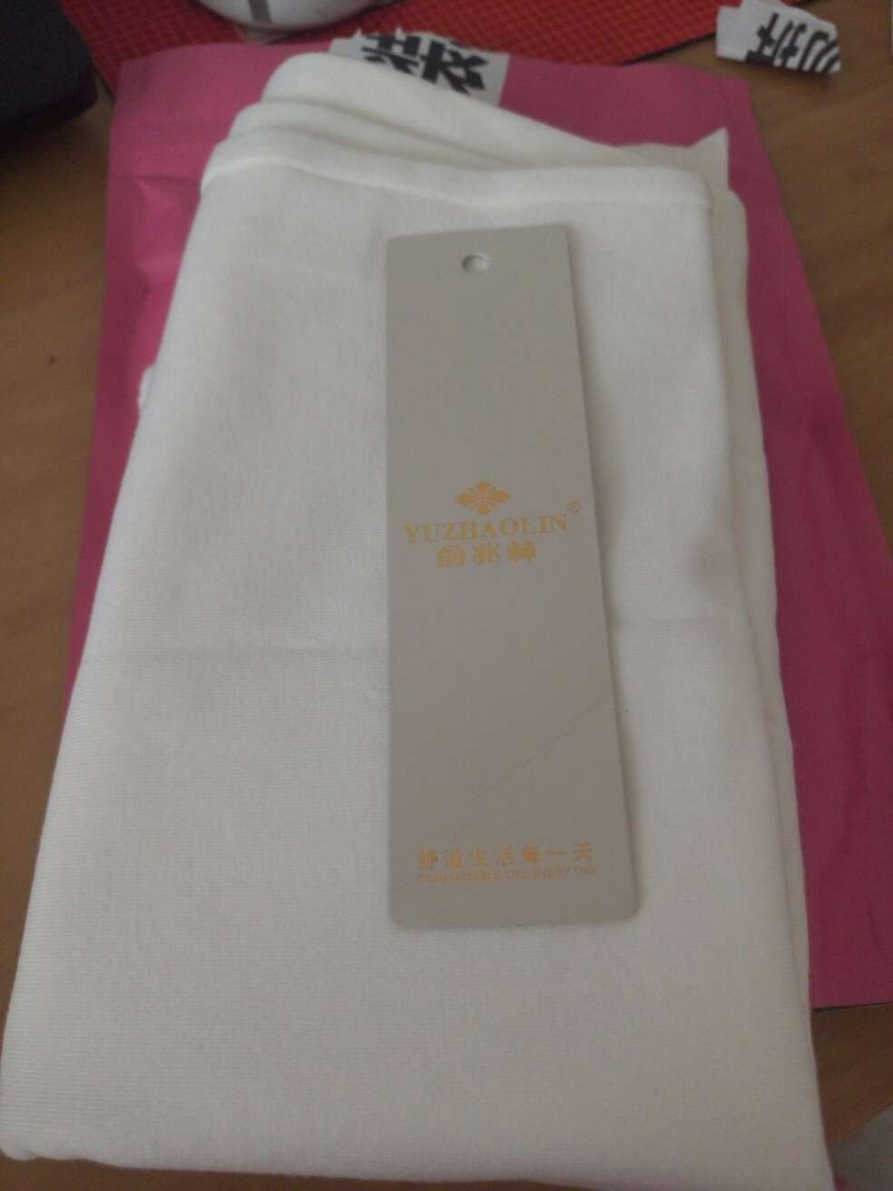 质量非常好啊,布料有弹性,非常厚实,眼色不是那么的白,但是作为打底衣服,可以接受。真的非常开心,这样的价钱可以买到这样的质量!!!