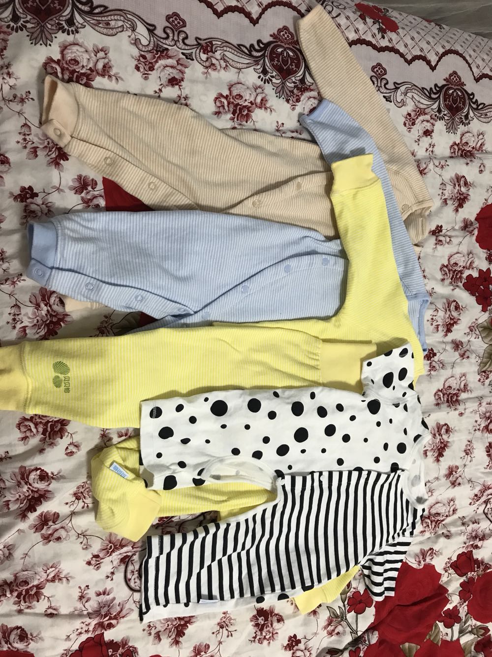 贝贝怡的衣服质量很好,价格也合适,标价和***旗舰店价格一样,甚至有一款价格更低,做活动加优惠券下来价格便宜好多,送货还更快,一次买了好多件,很喜欢