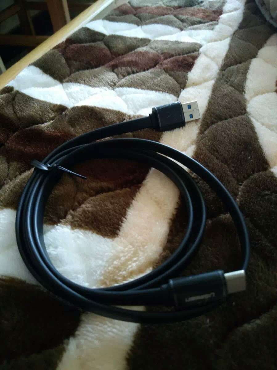 线质量很好,很粗很硬,充电速度快,传输速度快…