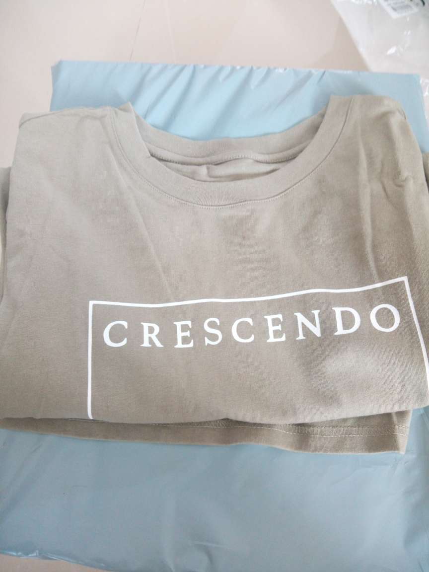 衣服质量还不错,价钱实惠。