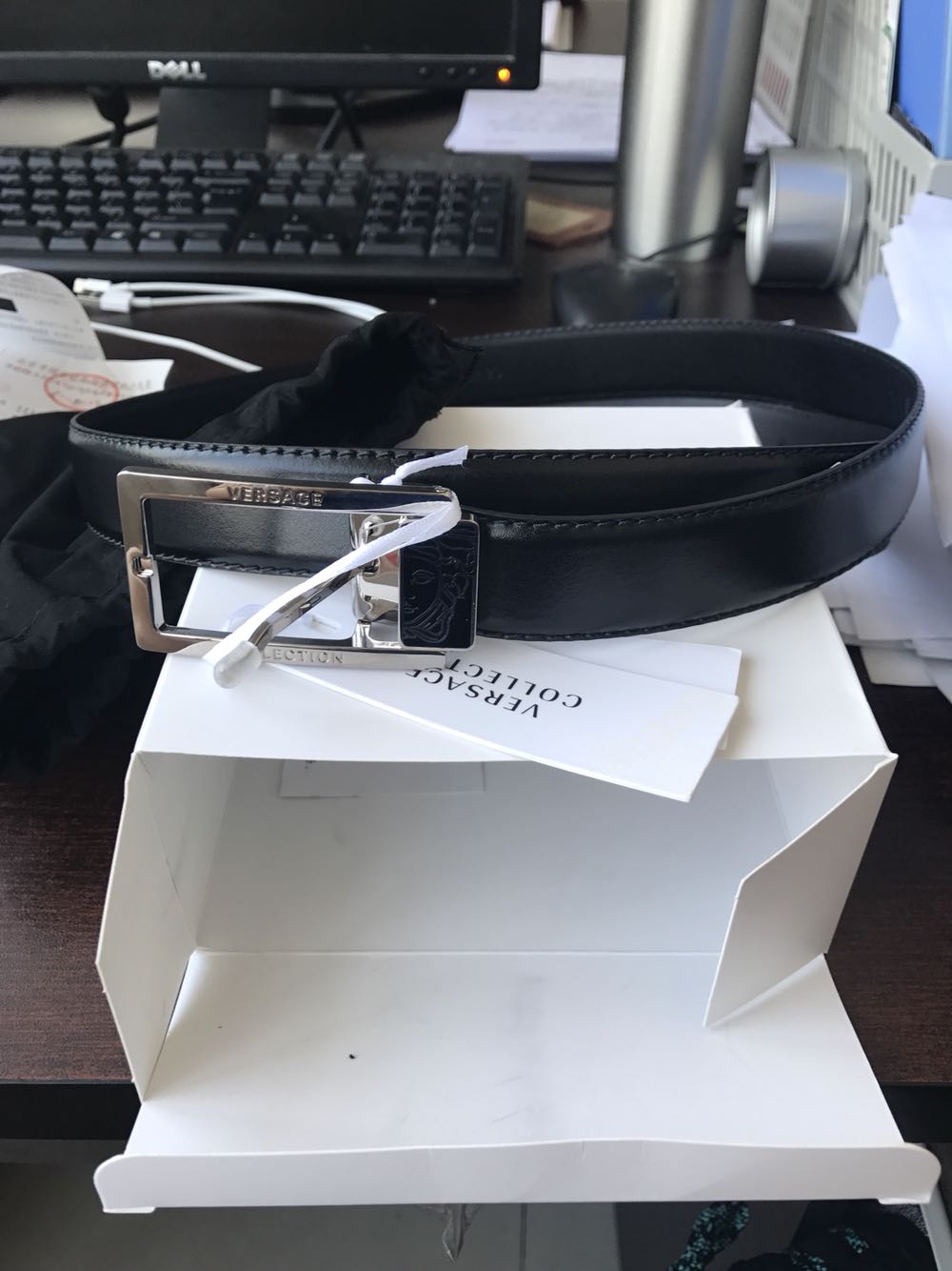 包装完好,看上去还不错,就是还需要自己打眼。最好可以配备工具。