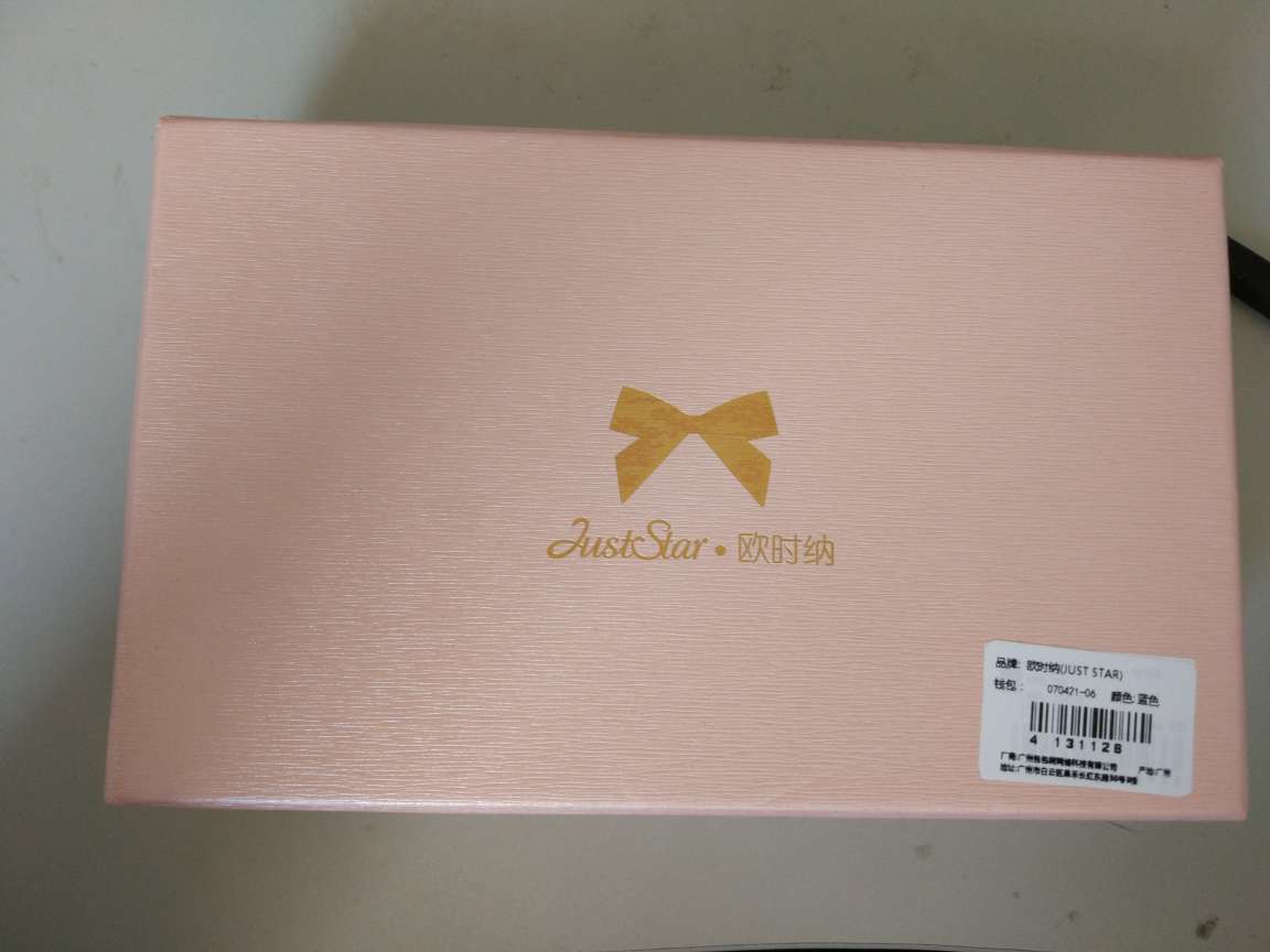 包装的挺精美的,实物挺好看的,不过没有图片上看起来那么惊艳,也许晚上会好一点,第一次买这种类型的钱包,真的挺厚的,好多分格,很能装,不过我没有那么多卡啊( ̄y▽ ̄)~*233333,亮晶晶的小石头是缝起来的,这点很赞,图案的确是夜光的,本来打算买粉色的,但是太少女了,没好意思下手(^m^ ),其实这个也很少女啦,如果使用感觉不错,会回购的