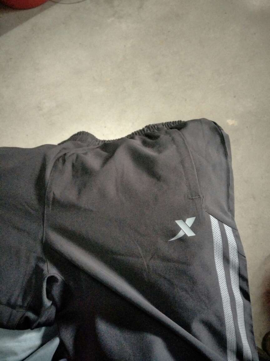 裤子大小合适,摸上去感觉挺舒服的!就是物流慢了一点!