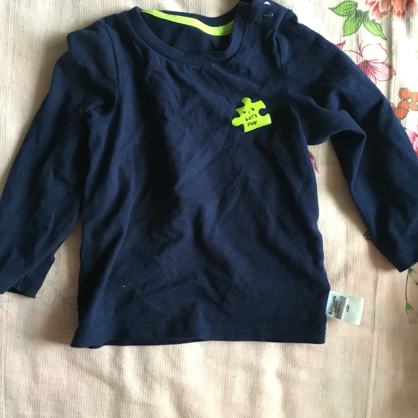 衣服摸起来很舒服,质感很好,偏厚型的,还算满意