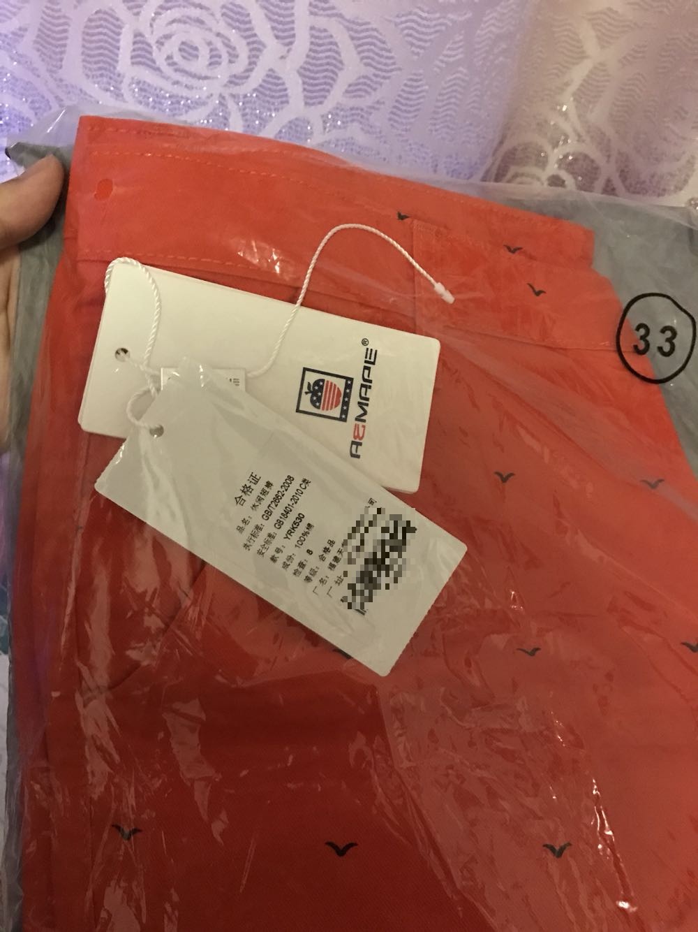 发来吊牌就是掉的 也不愿退货了 不过衣服还可以 不褪色
