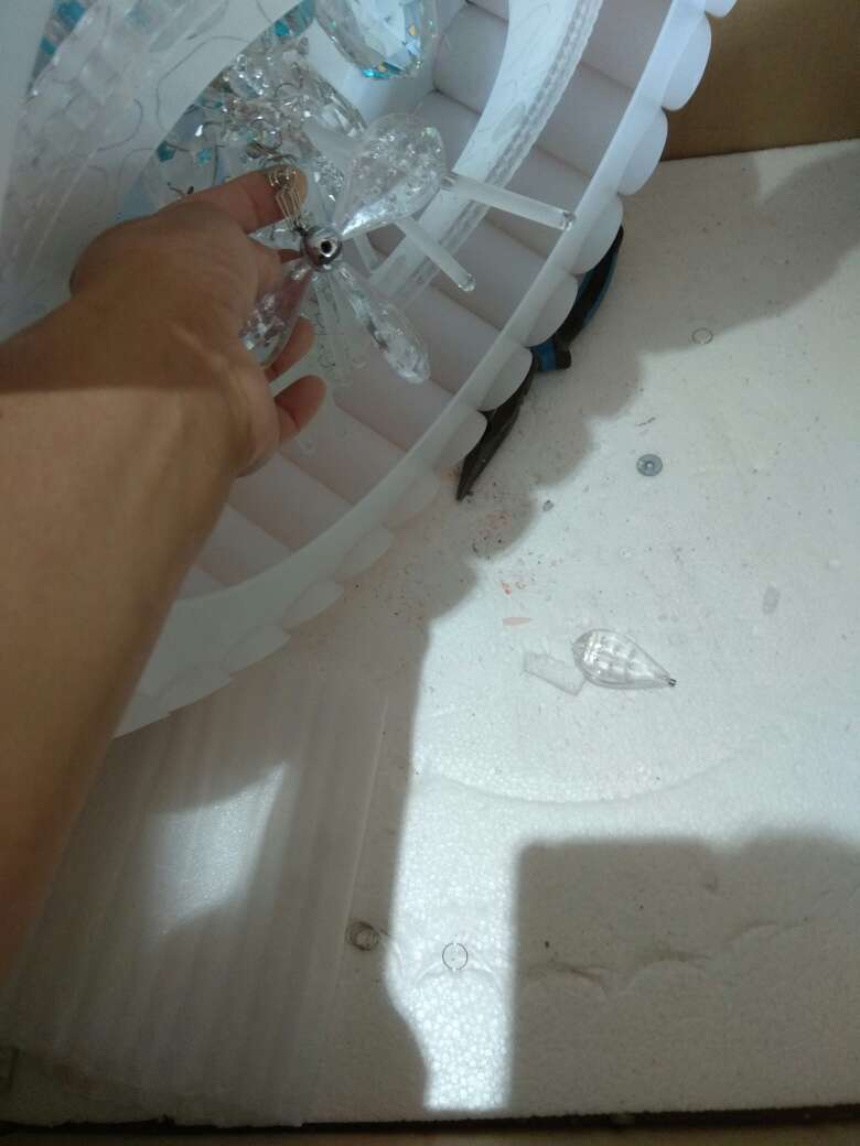 这是什么玩意一到货我就安装了,下面吊的那玩意也太**了一扭就发芽了,你看我这是装饰灯根本就挂不住,质量是不是也太差了