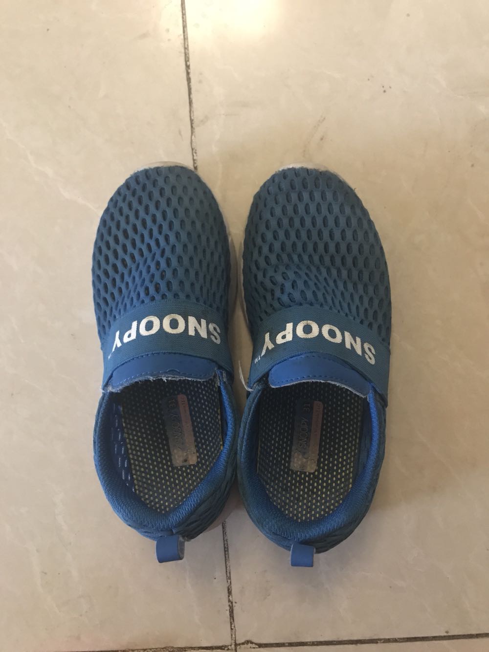 很轻 很柔软 孩子说穿着很舒服 颜色不错 做工一般