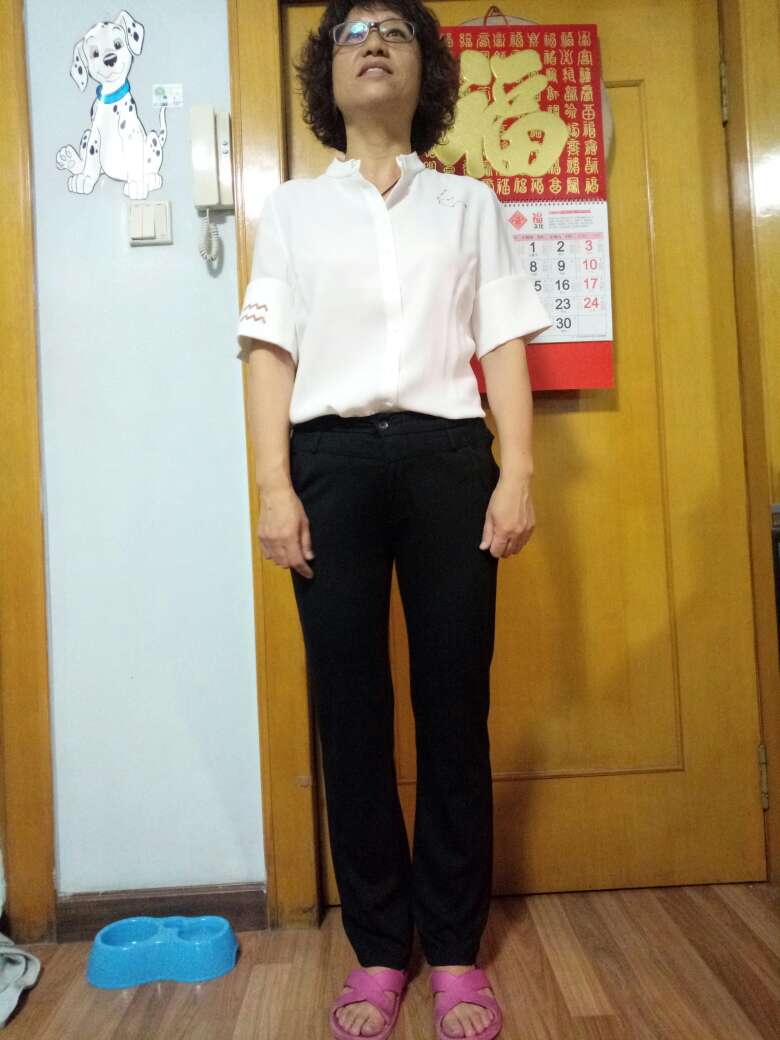 衣服比较有型,不管是放在裤子里,还是单穿,都有效果。