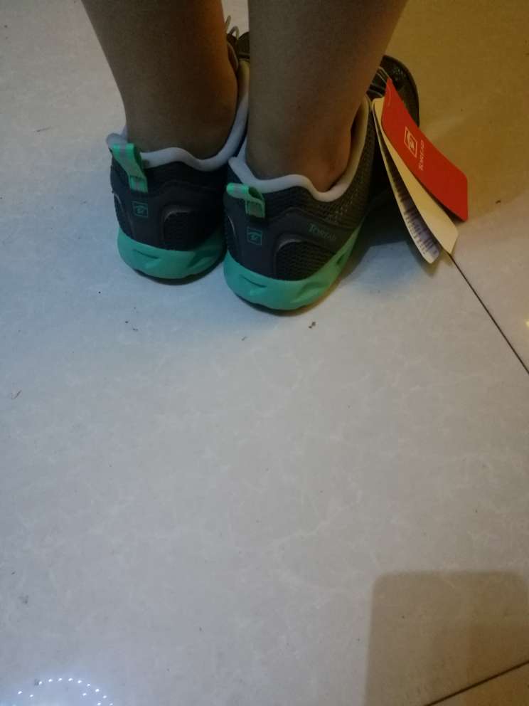 一次买了两双鞋,给老婆买了一双,老婆超级喜欢?,下次搞活动还会买的。