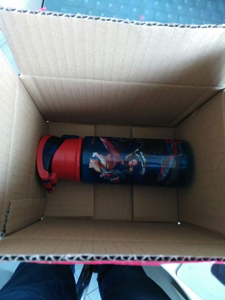 很不能理解,里面没有包裹,就这么放着,瓶子上都有微小划痕。都开始忽悠了。