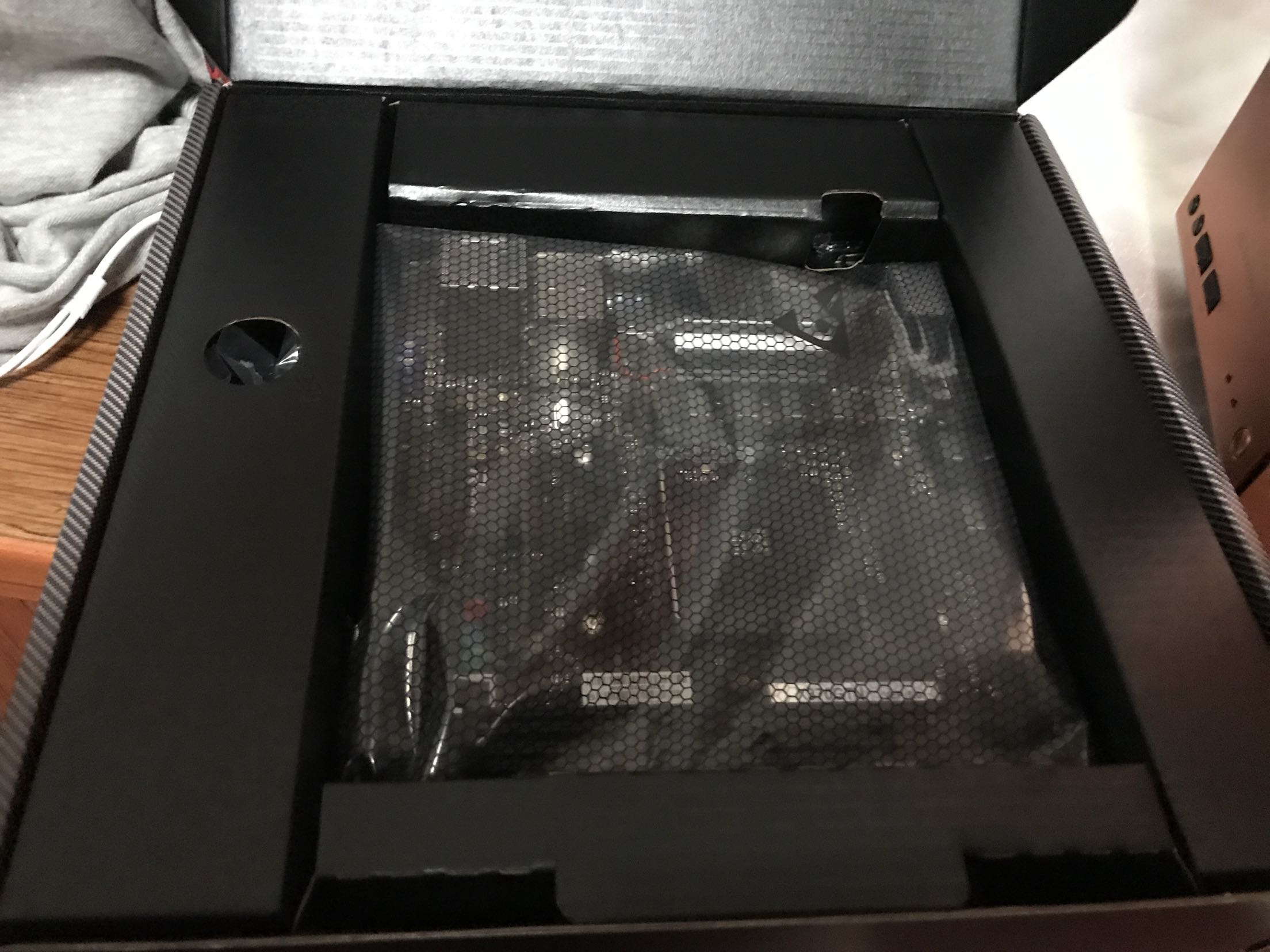锐龙目前唯一的itx小板,买x370配1700x信仰加成,打开盒子就给人稳重的感觉,四条各自分开封装的sata线,很人性化,主板反面针脚位置垫了一块海绵保护针脚,大大的好评,整体做工电路让人感觉很扎实,简单不浮夸,是块值得入手的板子。