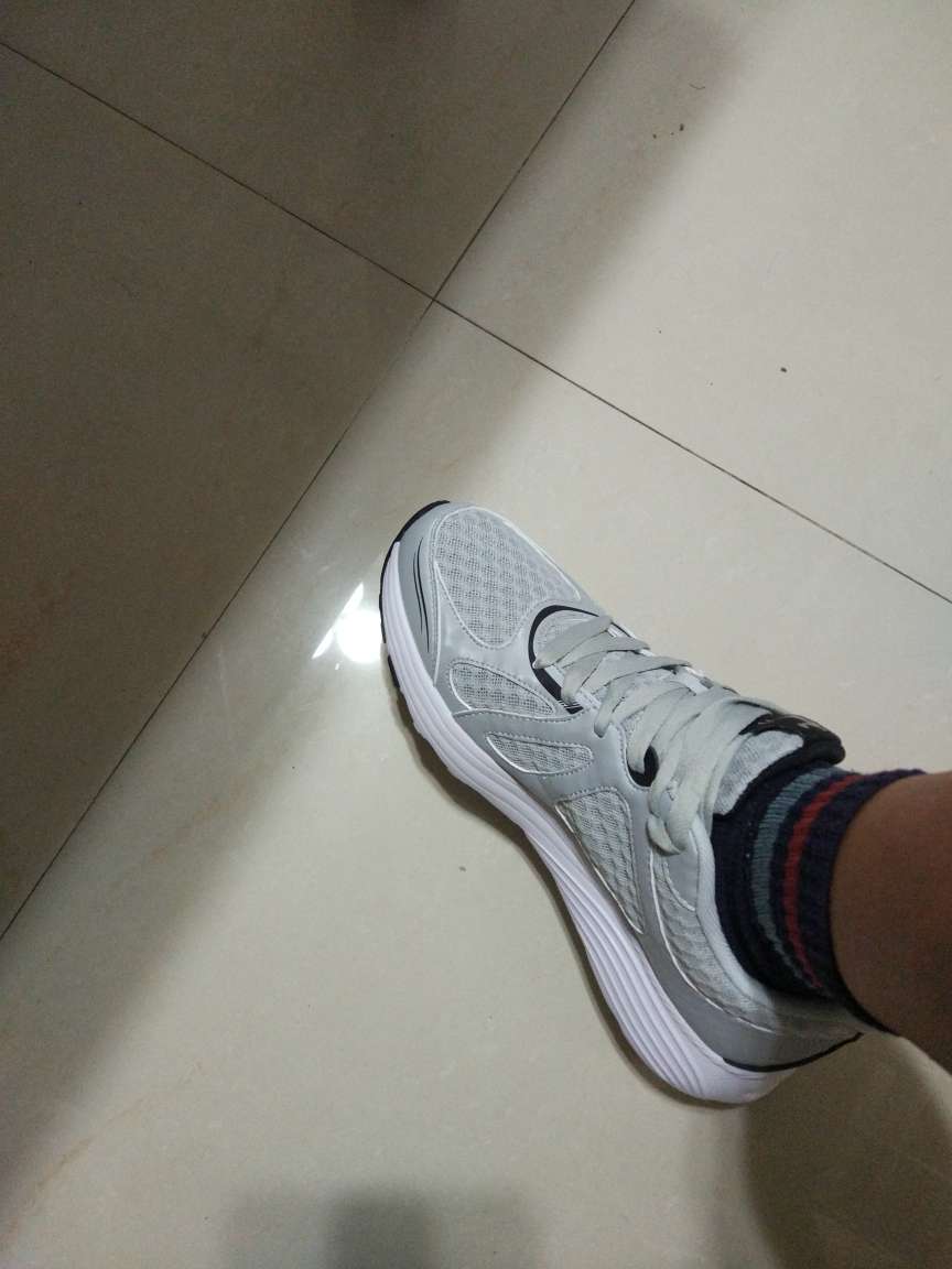 鞋子收到了,试穿了一下,感觉还行!