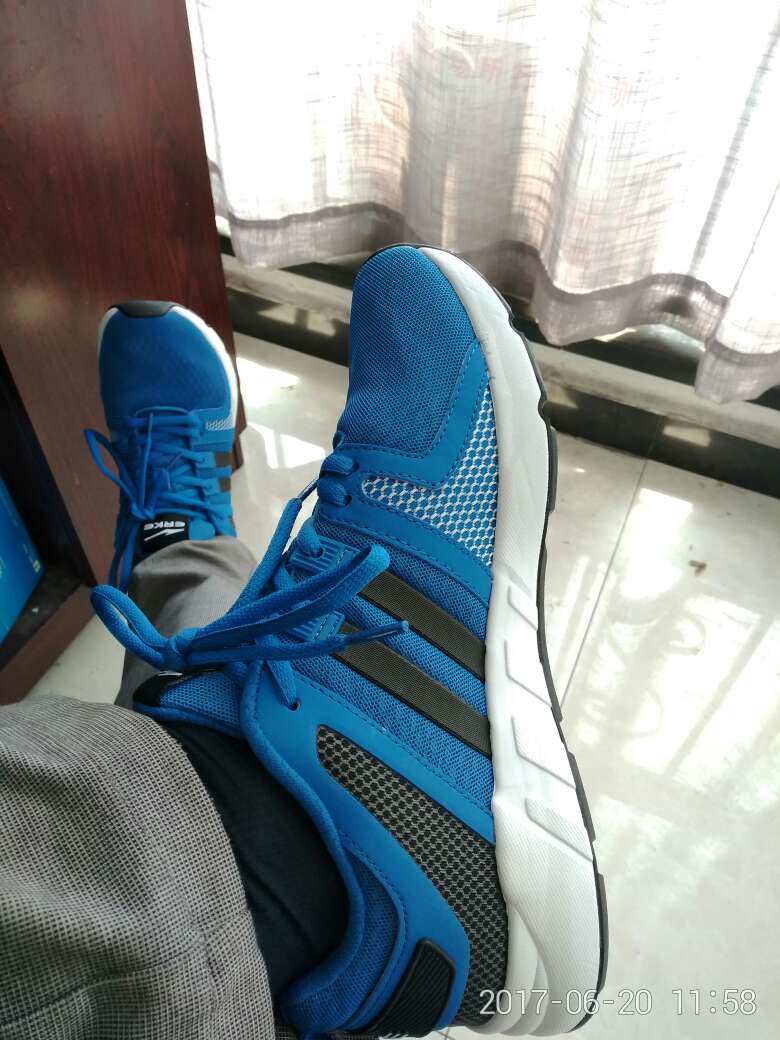 我认识的人,太过分了,说好礼品购的,为什么没有,还包装这么烂,鞋子都变形了,跟打包无关,打包备注有显示礼品袋包装,为什么不包装,怎么送人,客服怎么回事,太分了,盒子都破洞了。