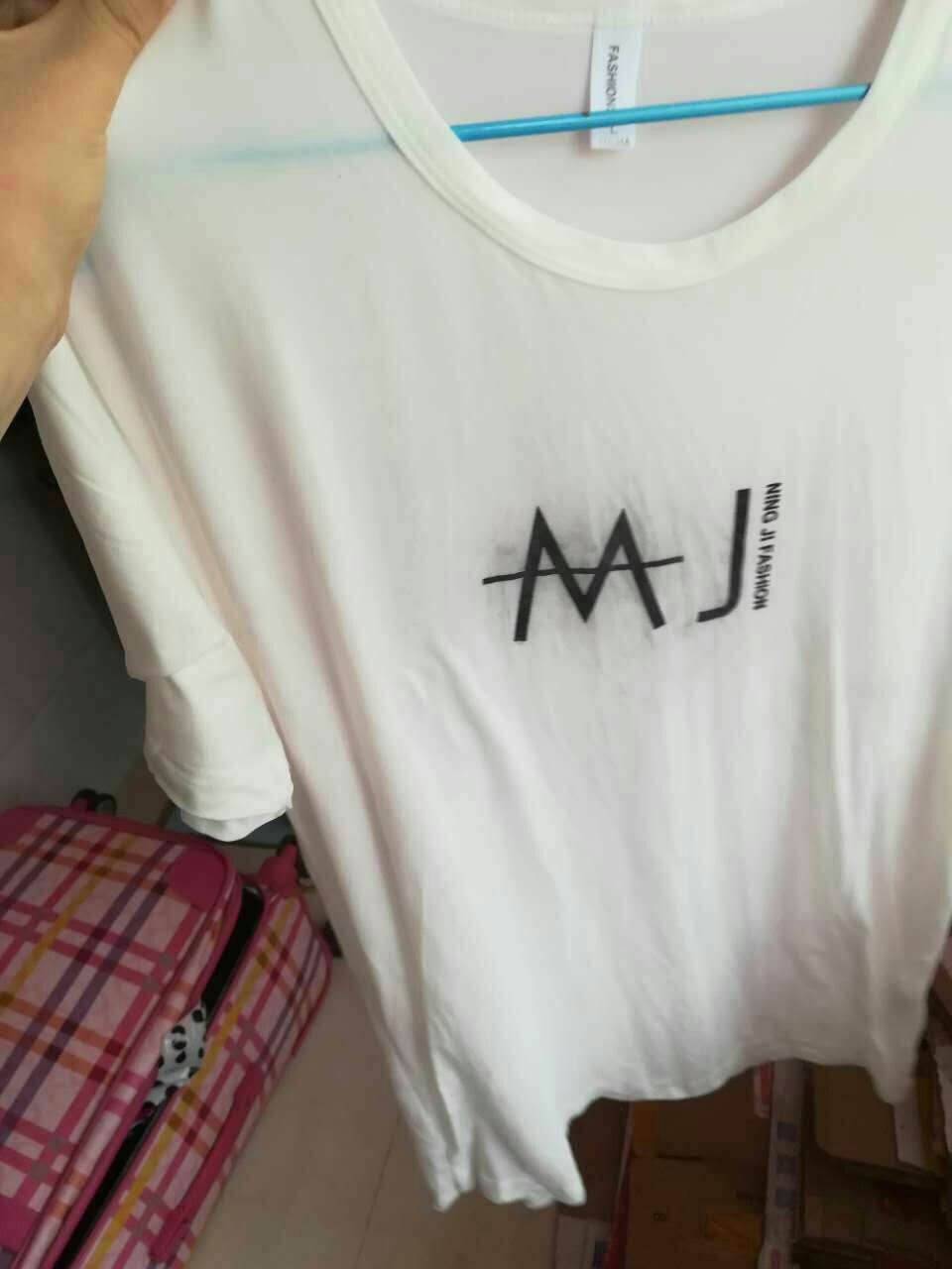 洗了就掉色 还把其他衣服都毁了 联系商家又只有机器人。以后都不敢在买便宜货了。