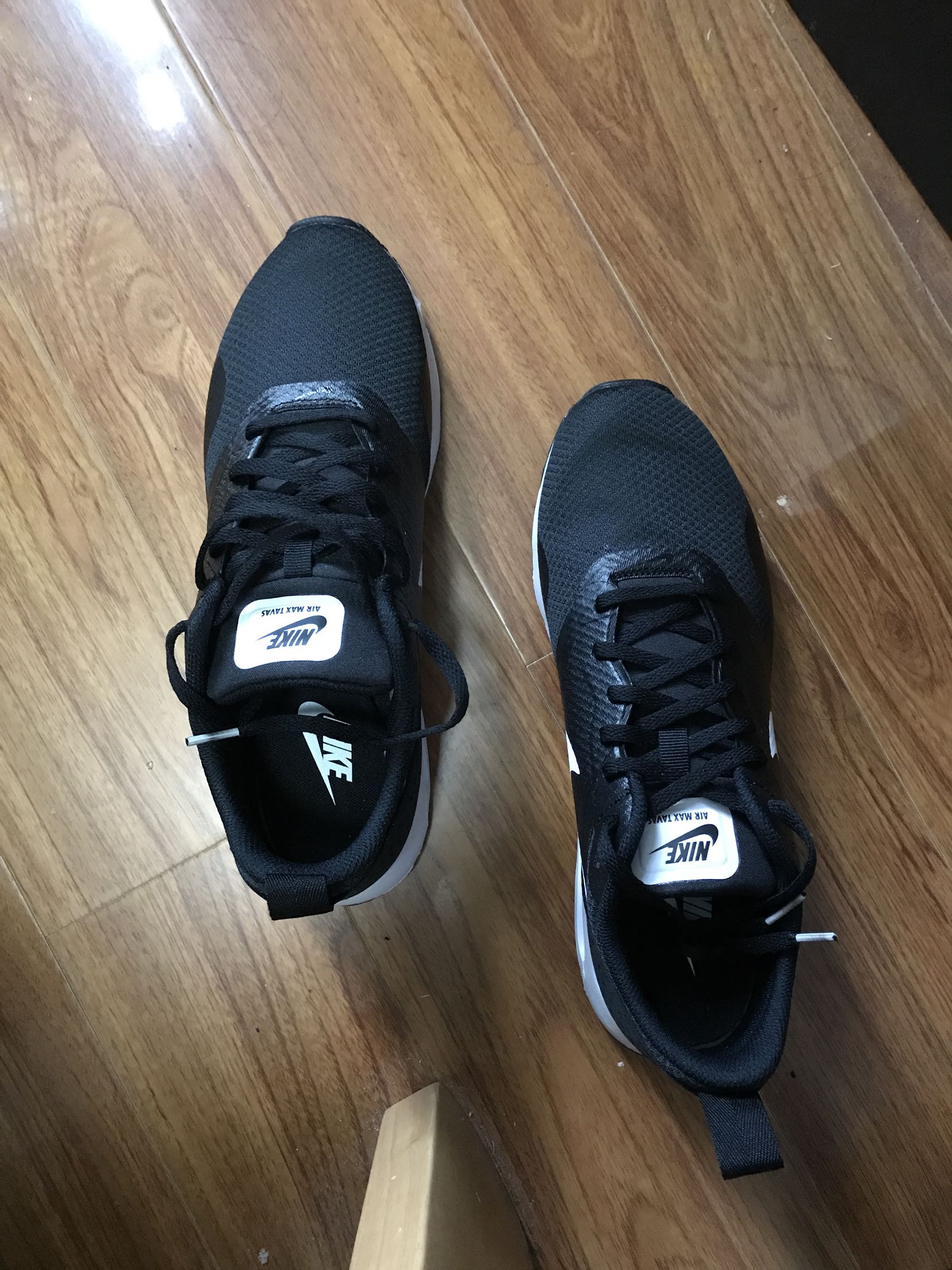经试穿是正品,舒适合脚,鞋子透气性也不错,快递服务挺好的。