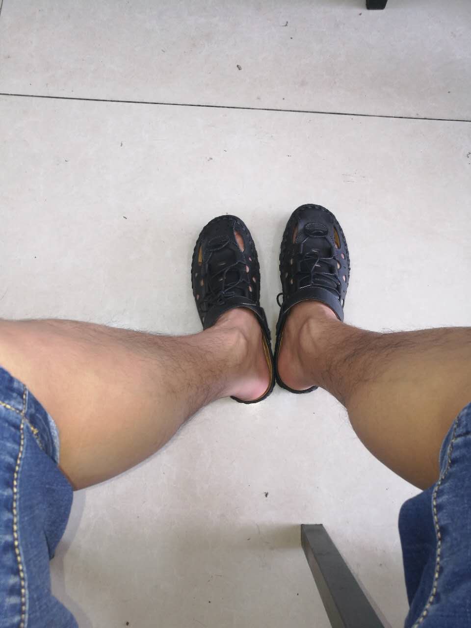鞋子看着还可以,就是里面线头磨脚!