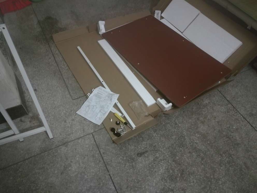 商品感觉还可以,唯一美中不足的是有一个螺丝孔是不良的,换了一个长一点的螺丝就搞好了?汗,其他都还满意