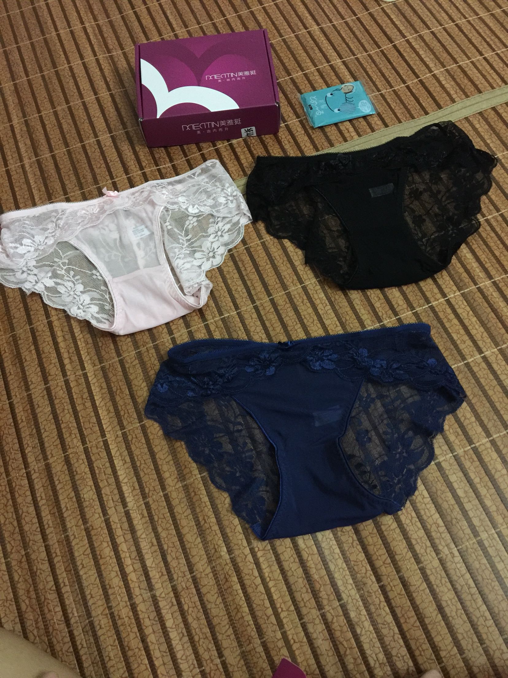 给老婆的一个惊喜,老婆收到货发的图片,说包装高档,质量看起来也不错,美美的小性感内裤,等洗后再穿^_^^_^