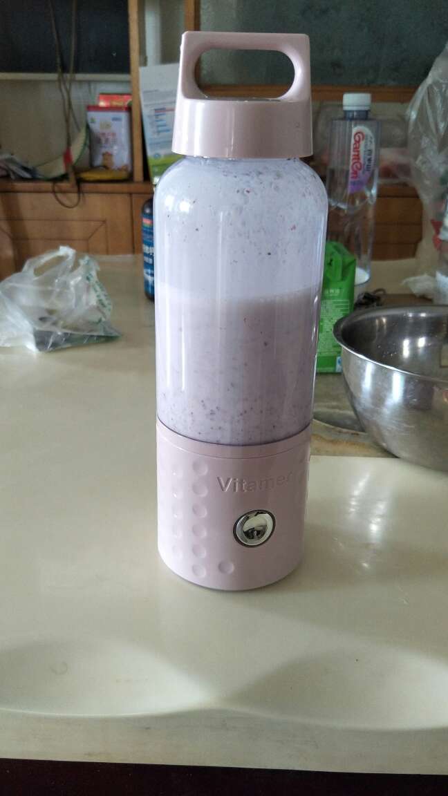 看图吧。我买过好多乱七八糟的榨汁的东西,就这个最中意,还能打豆浆,哈哈哈,意料之外,我以为就就是个榨汁的,不过我就是没懂怎么榨纯果汁,怎么打都会有点纤维,难道是镇一下吗?